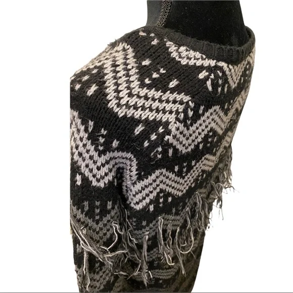 SZ M Romeo & Juliet Couture VNeck fringe tassel sweater - Picture 5 of 6